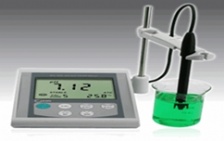  在進行pH測試時，探頭與儀器設置應注意哪些問題？